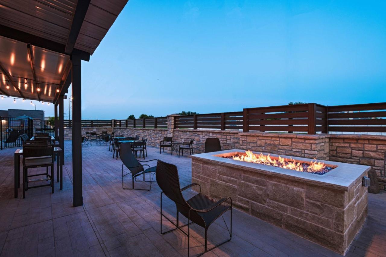 Courtyard Dallas Grand Prairie Hotel Exterior photo